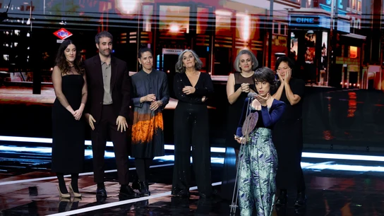 La realizadora Estibaliz Urresola tras recibir el premio a ´Mejor largometraje de ficción´ por su cinta ´20.000 especies de abejas´ durante la gala de entrega de los Premios Forqué 2023  La realizadora Estibaliz Urresola tras recibir el premio a ´Mejor largometraje de ficción´ por su cinta ´20.000 especies de abejas´ durante la gala de entrega de los Premios Forqué 2023