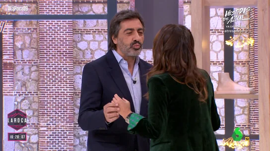 El beso de Nuria Roca y Juan del Val en pleno directo antes de su entrevista al escritor El beso de Nuria Roca y Juan del Val en pleno directo antes de su entrevista al escritor