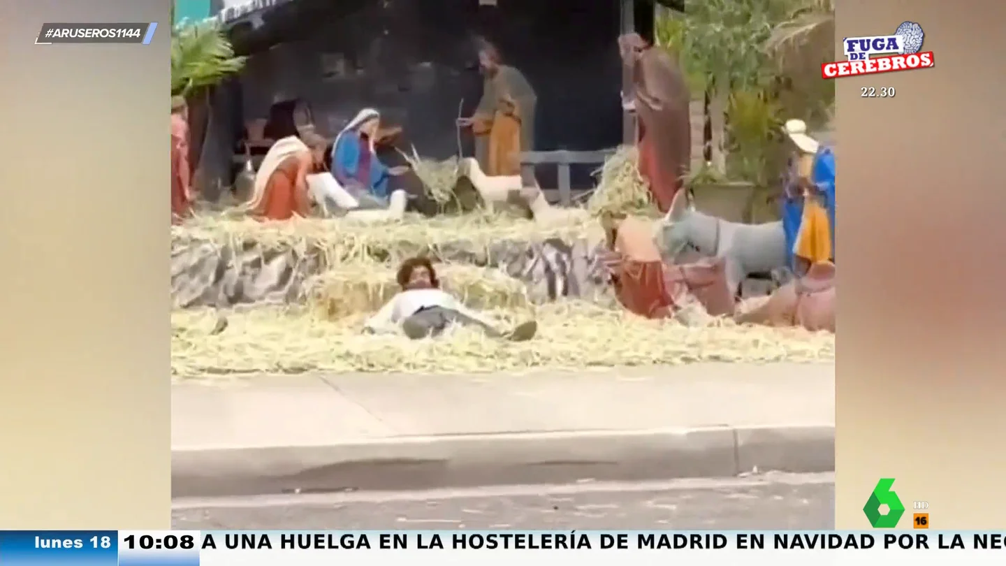 El vídeo en el que un borracho pasa la noche durmiendo en un belén como una figura más El vídeo en el que un borracho pasa la noche durmiendo en un belén como una figura más
