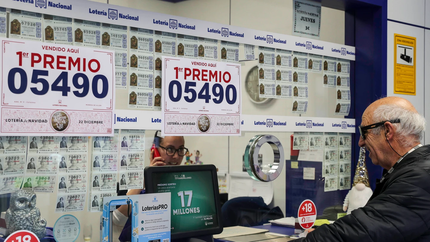 Imagen de una administración de loterías en Moreda (Asturias), que vendió 410 décimos agraciados con el primer premio de la Lotería de Navidad el 22 de diciembre de 2022. Imagen de una administración de loterías en Moreda (Asturias), que vendió 410 décimos agraciados con el primer premio de la Lotería de Navidad el 22 de diciembre de 2022.