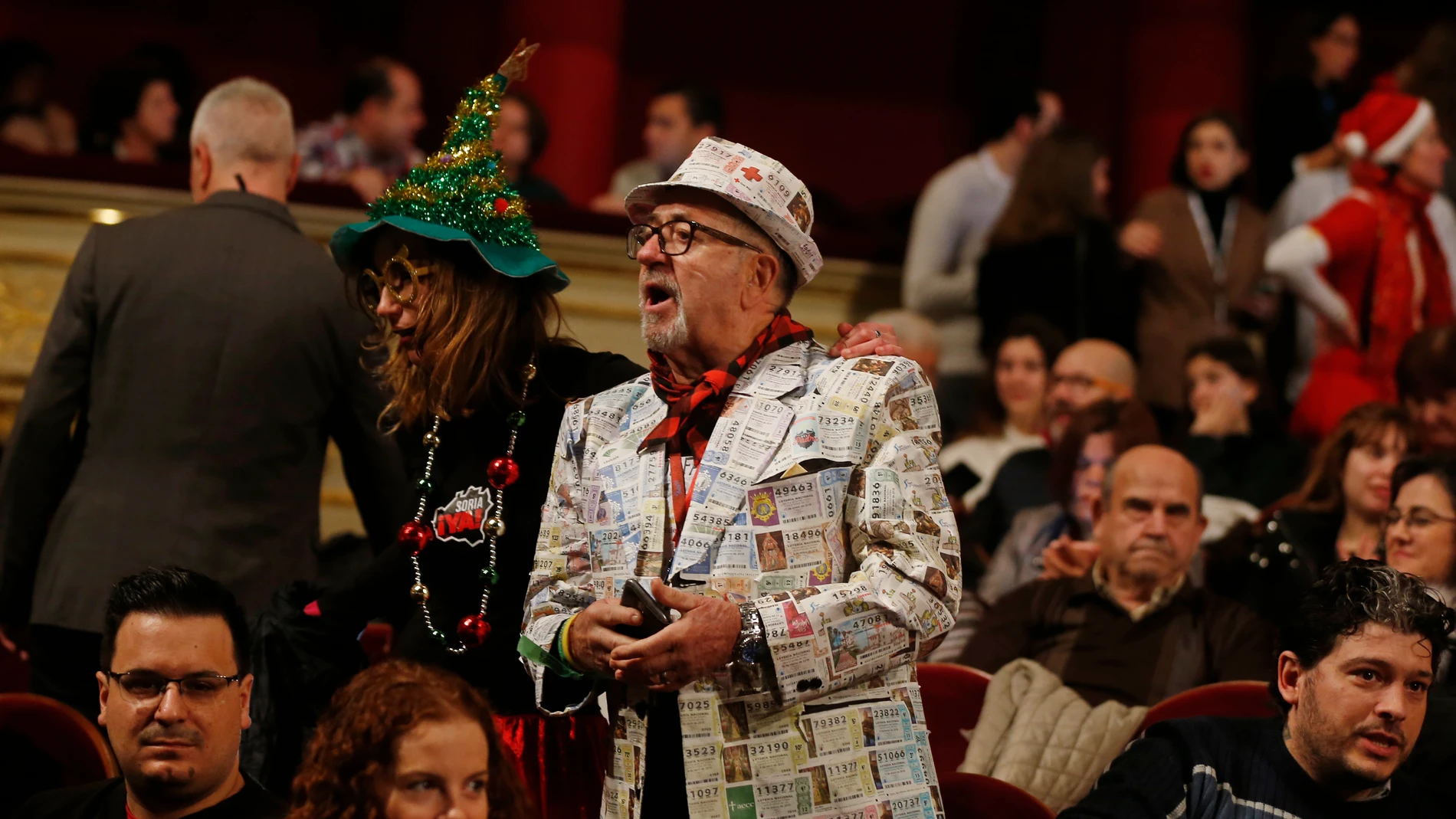 Varios asistentes al Teatro Real (Madrid), durante el sorteo de la Lotería de Navidad de 2018