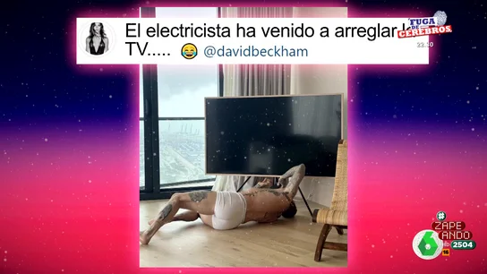 En calzoncillos y arreglando la tele de casa: la foto de Victoria de David Beckham "A veces hacer una foto de tu marido, con calzoncillo blanco, que a lo mejor es el que se pone para estar cómo en casa...", sugiere Dani Mateo, que asegura que hizo zoom. Lo que encontró, en este vídeo de Zapeando.