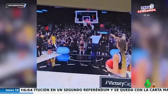 Un hombre incapaz de meter una canasta protagoniza un ridículo vídeo viral con más de 18 millones de visitas Un hombre incapaz de meter una canasta protagoniza un ridículo vídeo viral con más de 18 millones de visitas