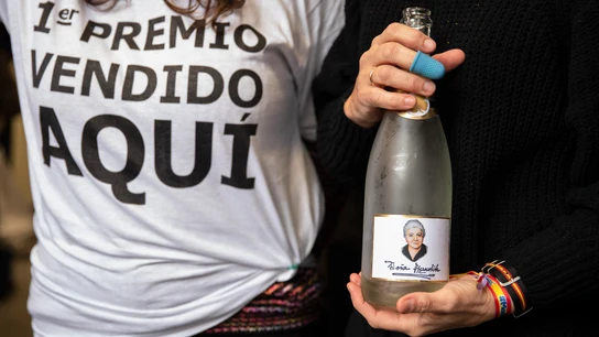 Una trabajadora de Doña Manolita, celebrando haber repartido el Gordo en 2019 Una trabajadora de Doña Manolita, celebrando haber repartido el Gordo en 2019
