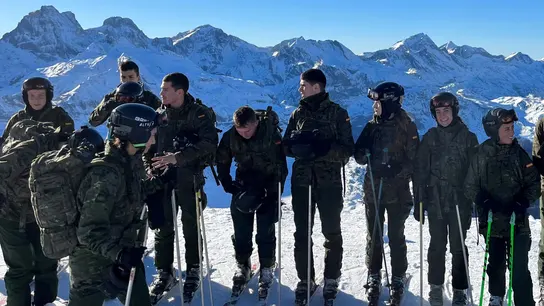 La princesa Leonor en las pistas de Astún durante su instrucción militar en el Pirineo aragonés con sus compañeros de la Academia General Militar de Zaragoza, a 19 de diciembre de 2023, en Huesca (Aragón, España). La princesa Leonor en las pistas de Astún durante su instrucción militar en el Pirineo aragonés con sus compañeros de la Academia General Militar de Zaragoza, a 19 de diciembre de 2023, en Huesca (Aragón, España).