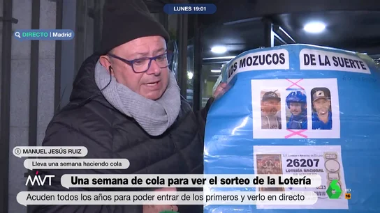 La emoción del hombre que encabeza la cola del Teatro Real al explicar qué haría si le tocara la Lotería de Navidad La emoción del hombre que encabeza la cola del Teatro Real al explicar qué haría si le tocara la Lotería de Navidad