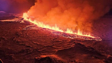 El volcán en erupción Grindavik en Islandia