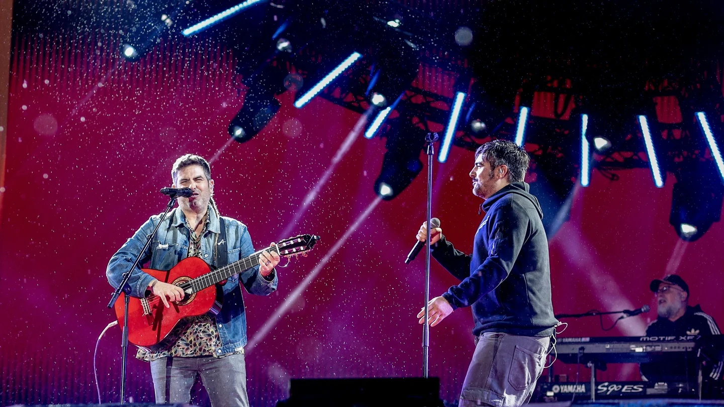 El dúo de Estopa actúa durante el festival del Coca Cola Music Experience 2023 que se celebra en la Caja Mágica, a 2 de septiembre de 2023, en Madrid (España). El dúo de Estopa actúa durante el festival del Coca Cola Music Experience 2023 que se celebra en la Caja Mágica, a 2 de septiembre de 2023, en Madrid (España).