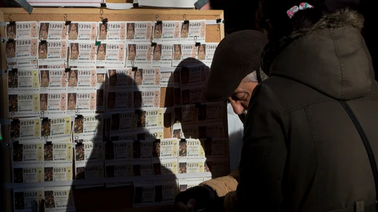 Un tablón con diferentes números de la Lotería de Navidad Un tablón con diferentes números de la Lotería de Navidad