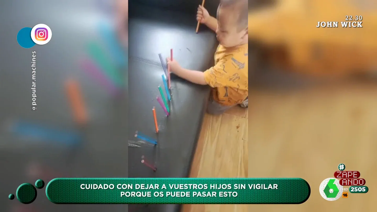 Un niño se pone creativo y destroza un sofá clavándole varios lapiceros "El padre lo está grabando, con lo cual le importan más los likes que el sofá", comenta Santi Alverú, que en este vídeo de Zapeando muestra los 'peligros' de dejar a los niños con lapiceros y sin supervisión.