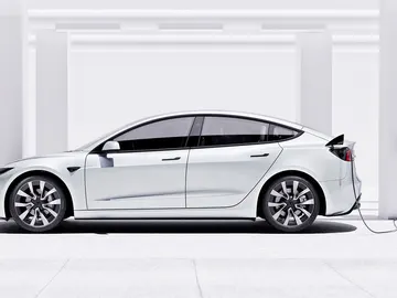 Un Tesla cargando Un Tesla cargando