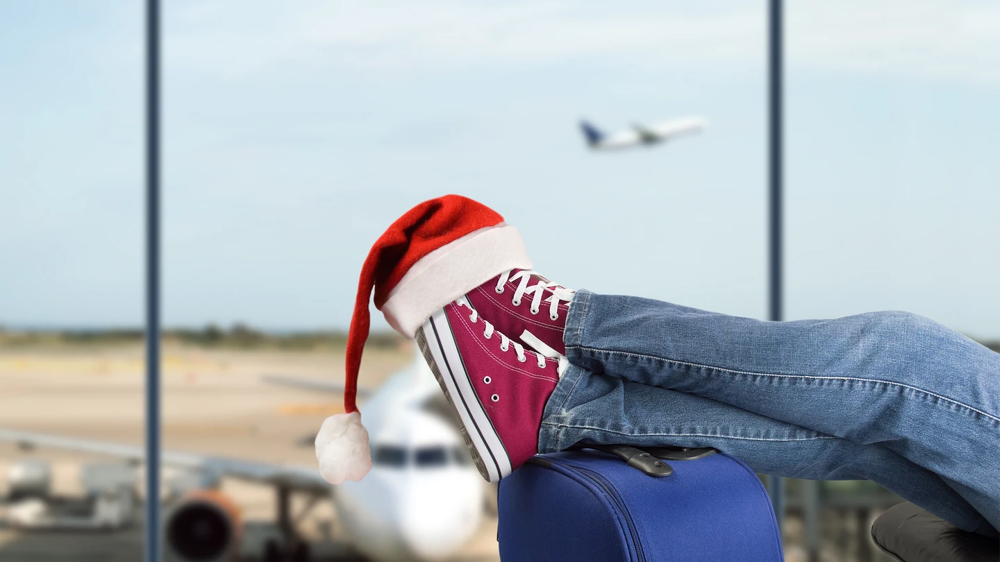 Pasajero esperando el avión en Navidad Pasajero esperando el avión en Navidad