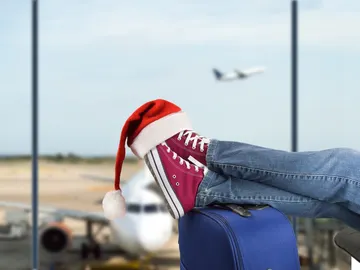 Pasajero esperando el avión en Navidad Pasajero esperando el avión en Navidad