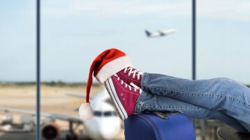 Pasajero esperando el avión en Navidad