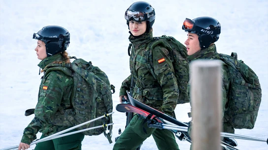 La princesa Leonor en las pistas de Astún durante su instrucción militar en el Pirineo aragonés con sus compañeros de la Academia General Militar de Zaragoza, a 19 de diciembre de 2023, en Huesca (Aragón, España). La princesa Leonor en las pistas de Astún durante su instrucción militar en el Pirineo aragonés con sus compañeros de la Academia General Militar de Zaragoza, a 19 de diciembre de 2023, en Huesca (Aragón, España).