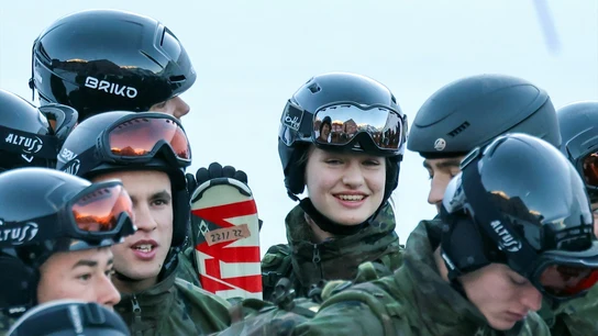 La princesa Leonor en las pistas de Astún durante su instrucción militar en el Pirineo aragonés con sus compañeros de la Academia General Militar de Zaragoza, a 19 de diciembre de 2023, en Huesca (Aragón, España). La princesa Leonor en las pistas de Astún durante su instrucción militar en el Pirineo aragonés con sus compañeros de la Academia General Militar de Zaragoza, a 19 de diciembre de 2023, en Huesca (Aragón, España).