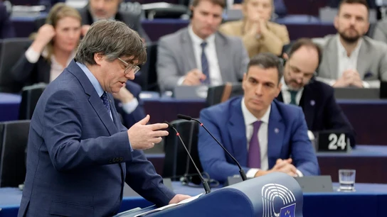 Carles Puigdemont y Pedro Sánchez el día en el que coincidieron en el Parlamento europeo Carles Puigdemont y Pedro Sánchez el día en el que coincidieron en el Parlamento europeo/ EFE/RONALD WITTEK