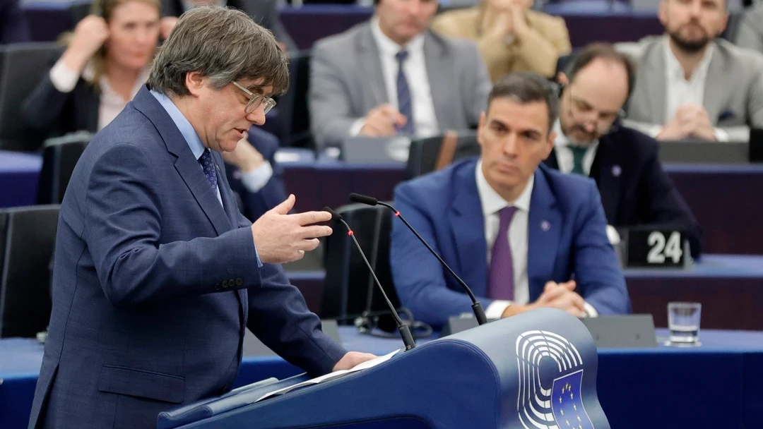 Carles Puigdemont y Pedro Sánchez el día en el que coincidieron en el Parlamento europeo/ EFE/RONALD WITTEK