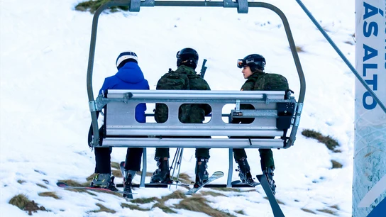 La princesa Leonor en las pistas de Astún durante su instrucción militar en el Pirineo aragonés con sus compañeros de la Academia General Militar de Zaragoza, a 19 de diciembre de 2023, en Huesca (Aragón, España). La princesa Leonor en las pistas de Astún durante su instrucción militar en el Pirineo aragonés con sus compañeros de la Academia General Militar de Zaragoza, a 19 de diciembre de 2023, en Huesca (Aragón, España).