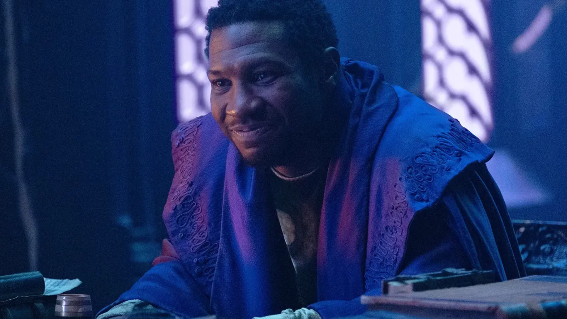 Jonathan Majors como Kan el Conquistador en una escena de la segunda temporada de 'Loki'.