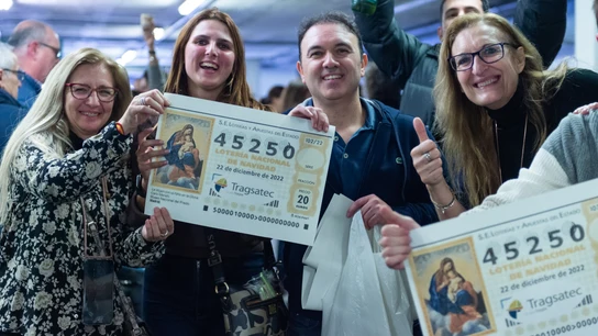 Empleados de la empresa Tragsatec celebrando el tercer premio de la Lotería de Navidad de 2022 Empleados de la empresa Tragsatec celebrando el tercer premio de la Lotería de Navidad de 2022