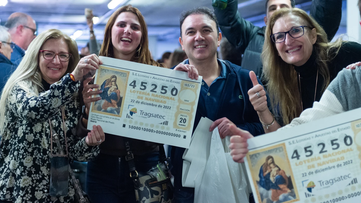Empleados de la empresa Tragsatec celebrando el tercer premio de la Lotería de Navidad de 2022 Empleados de la empresa Tragsatec celebrando el tercer premio de la Lotería de Navidad de 2022