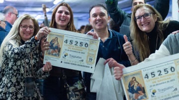 Empleados de la empresa Tragsatec celebrando el tercer premio de la Lotería de Navidad de 2022