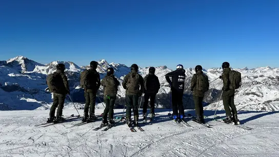 La princesa Leonor en las pistas de Astún durante su instrucción militar en el Pirineo aragonés con sus compañeros de la Academia General Militar de Zaragoza, a 19 de diciembre de 2023, en Huesca (Aragón, España) La princesa Leonor en las pistas de Astún durante su instrucción militar en el Pirineo aragonés con sus compañeros de la Academia General Militar de Zaragoza, a 19 de diciembre de 2023, en Huesca (Aragón, España)