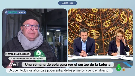 Las lágrimas de un hombre que lleva diez días haciendo cola para ver la Lotería de Navidad: "Esto lo tienes que vivir" Las lágrimas de un hombre que lleva diez días haciendo cola para ver la Lotería de Navidad: "Esto lo tienes que vivir"