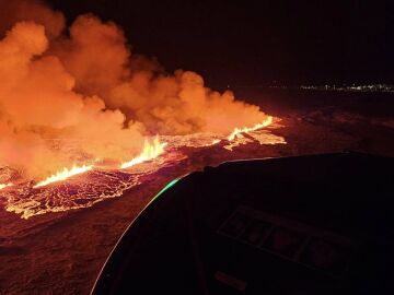 Fotografía cedida por Defensa Civil de Islandia donde se observa la erupción volcánica a unos 4 km al norte de Grindavík (Islandia)
