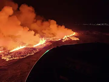 Fotografía cedida por Defensa Civil de Islandia donde se observa la erupción volcánica a unos 4 km al norte de Grindavík (Islandia) Fotografía cedida por Defensa Civil de Islandia donde se observa la erupción volcánica a unos 4 km al norte de Grindavík (Islandia)