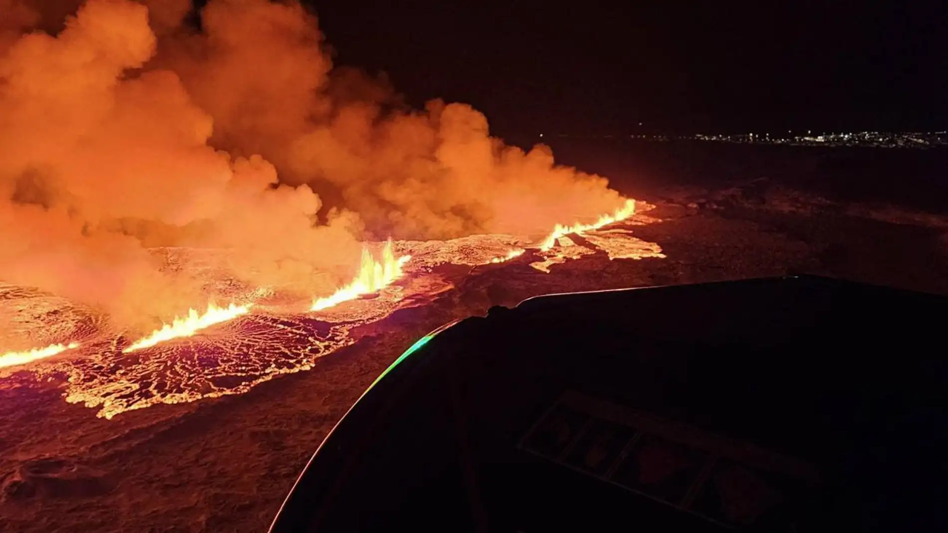 Fotografía cedida por Defensa Civil de Islandia donde se observa la erupción volcánica a unos 4 km al norte de Grindavík (Islandia)