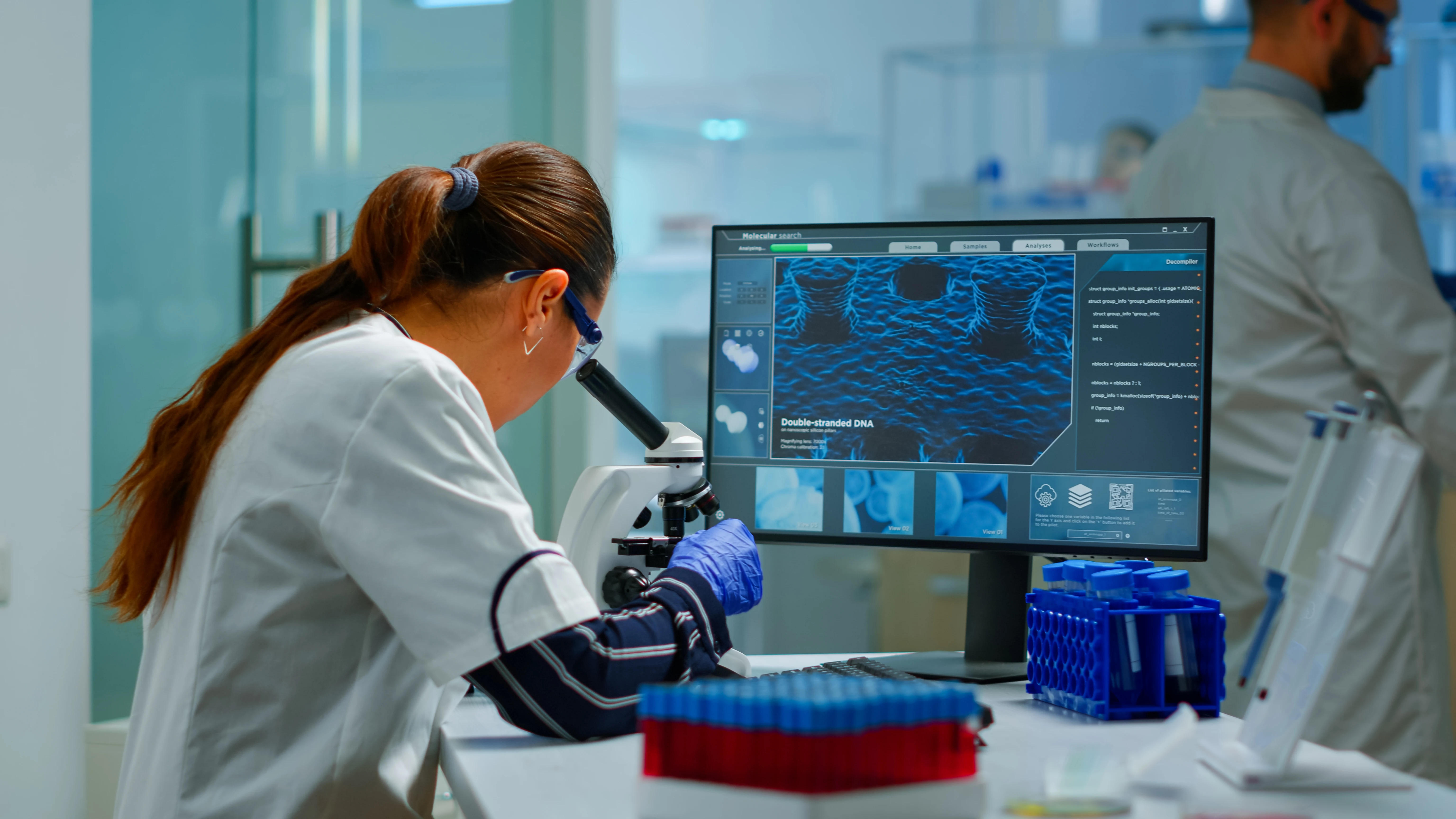 Una investigadora estudiando en su laboratorio.