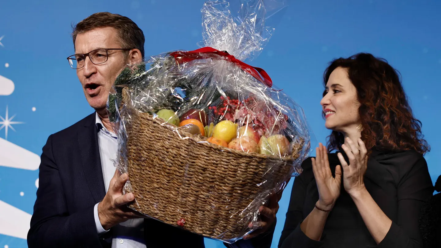 Isabel Díaz Ayuso y Feijóo con una cesta de fruta. Isabel Díaz Ayuso y Feijóo con una cesta de fruta.