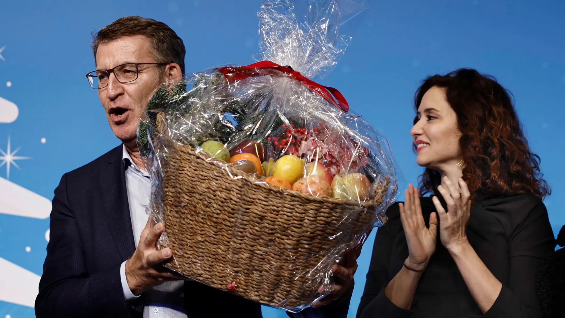 Isabel Díaz Ayuso y Feijóo con una cesta de fruta.