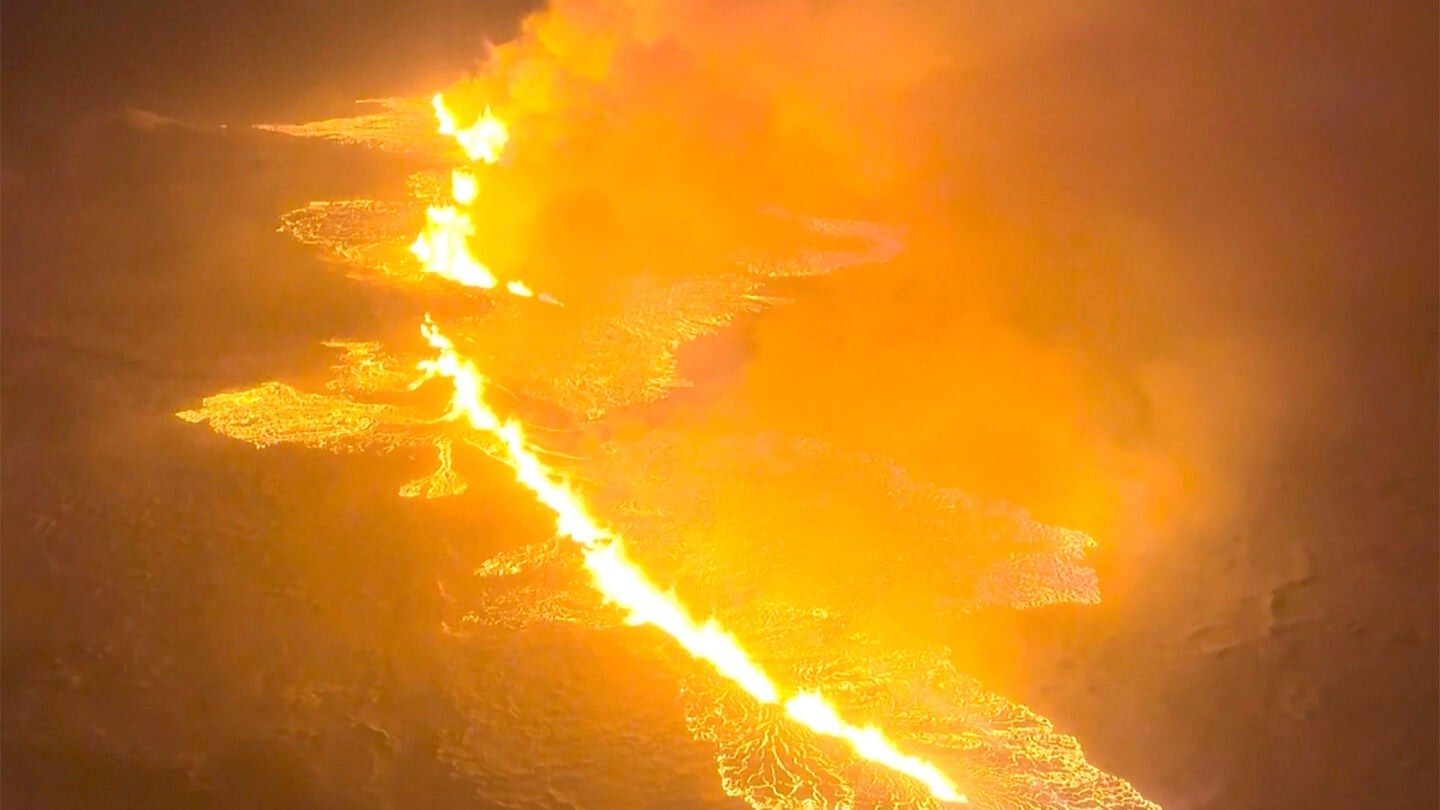 El volc&aacute;n de Grindavik en Islandia entra en erupci&oacute;n