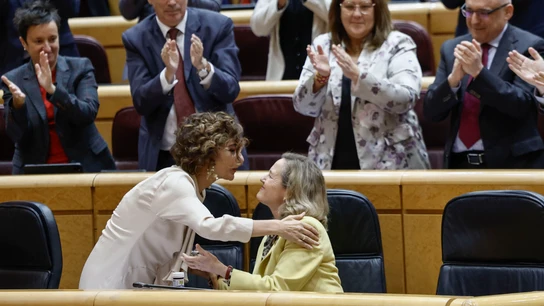 La vicepresidenta cuarta y ministra de Hacienda, María Jesús Montero (c-i), agradece la última intervención de Nadia Calviño (c-d) como vicepresidenta primera y ministra de Economía durante la sesión de control al Gobierno celebrada este martes por el pleno del Senado La vicepresidenta cuarta y ministra de Hacienda, María Jesús Montero (c-i), agradece la última intervención de Nadia Calviño (c-d) como vicepresidenta primera y ministra de Economía durante la sesión de control al Gobierno celebrada este martes por el pleno del Senado