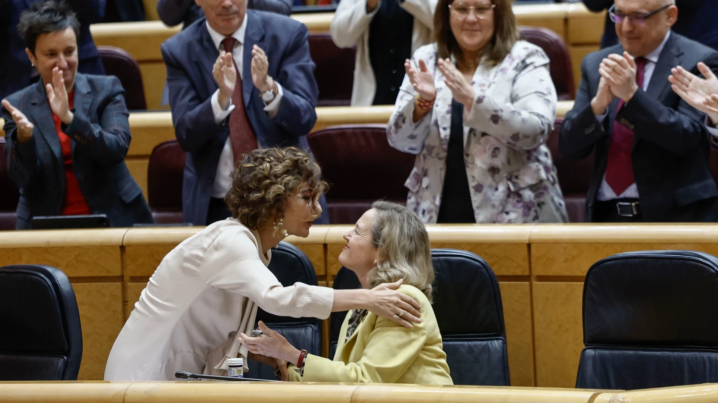 La vicepresidenta cuarta y ministra de Hacienda, María Jesús Montero (c-i), agradece la última intervención de Nadia Calviño (c-d) como vicepresidenta primera y ministra de Economía durante la sesión de control al Gobierno celebrada este martes por el pleno del Senado La vicepresidenta cuarta y ministra de Hacienda, María Jesús Montero (c-i), agradece la última intervención de Nadia Calviño (c-d) como vicepresidenta primera y ministra de Economía durante la sesión de control al Gobierno celebrada este martes por el pleno del Senado