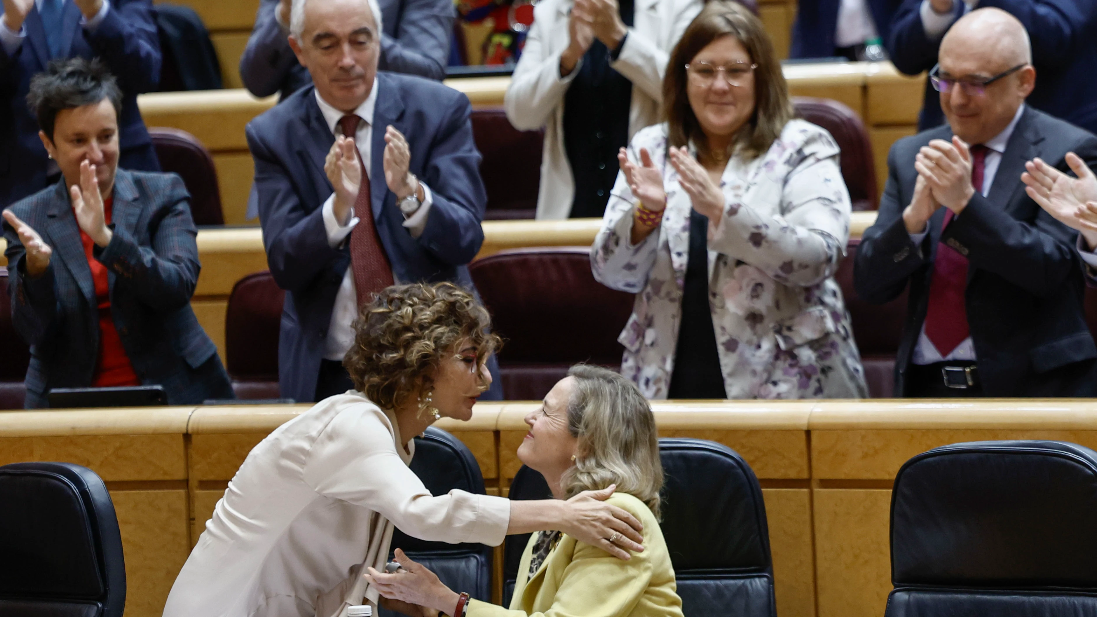 La vicepresidenta cuarta y ministra de Hacienda, María Jesús Montero (c-i), agradece la última intervención de Nadia Calviño (c-d) como vicepresidenta primera y ministra de Economía durante la sesión de control al Gobierno celebrada este martes por el pleno del Senado