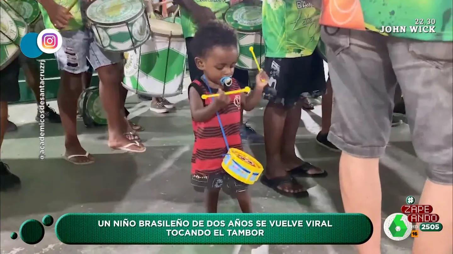 Así toca el tambor un niño de solo dos años en una escuela de samba María Gómez presenta a un pequeño talento de la percusión que, con dos años, ya toca en una escuela de samba de Brasil. "Lo peor que te puede pasar en la vida es tener un vecino de una comparsa de estas", comenta Dani Mateo en este vídeo.