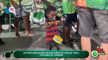 Así toca el tambor un niño de solo dos años en una escuela de samba
