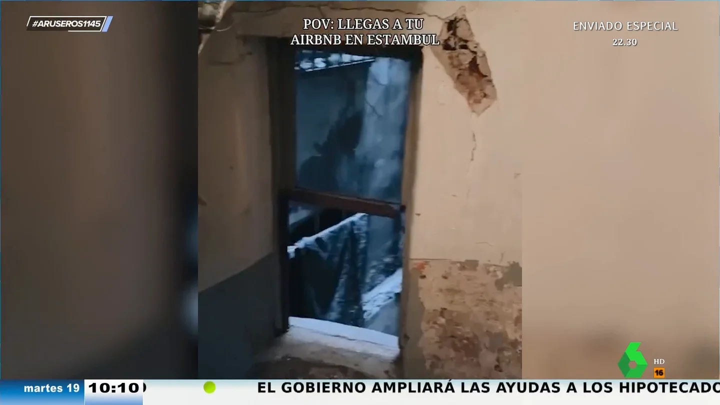 El viral de del deplorable estado de un edificio de Airbnb con un apartamento de lujo "para que los okupas no tengan la tentación" El viral de del deplorable estado de un edificio de Airbnb con un apartamento de lujo "para que los okupas no tengan la tentación"