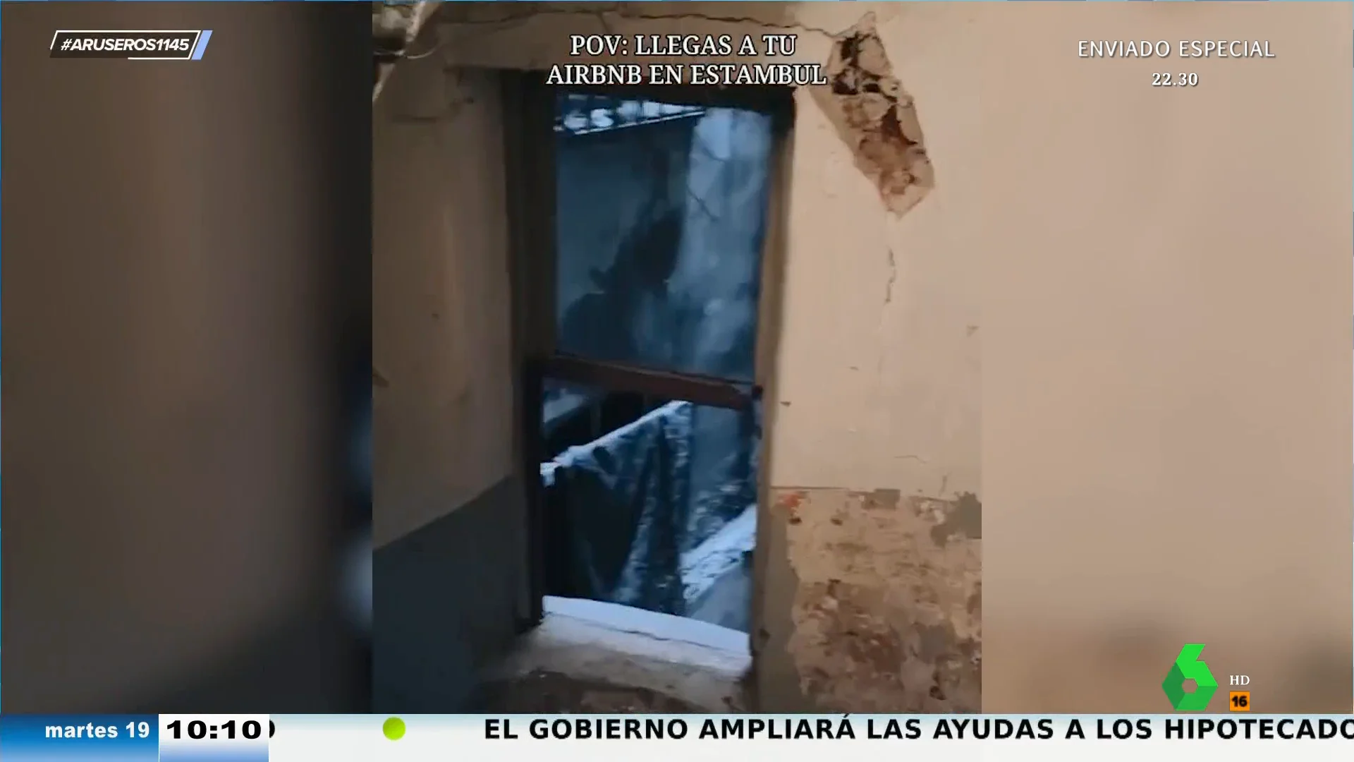 El viral de del deplorable estado de un edificio de Airbnb con un apartamento de lujo "para que los okupas no tengan la tentación"