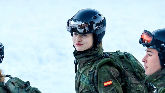 La princesa Leonor en las pistas de Astún durante su instrucción militar en el Pirineo aragonés con sus compañeros de la Academia General Militar de Zaragoza, a 19 de diciembre de 2023, en Huesca (Aragón, España). La princesa Leonor en las pistas de Astún durante su instrucción militar en el Pirineo aragonés con sus compañeros de la Academia General Militar de Zaragoza, a 19 de diciembre de 2023, en Huesca (Aragón, España).