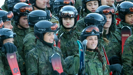 La princesa Leonor en las pistas de Astún durante su instrucción militar en el Pirineo aragonés con sus compañeros de la Academia General Militar de Zaragoza, a 19 de diciembre de 2023, en Huesca (Aragón, España) La princesa Leonor en las pistas de Astún durante su instrucción militar en el Pirineo aragonés con sus compañeros de la Academia General Militar de Zaragoza, a 19 de diciembre de 2023, en Huesca (Aragón, España)
