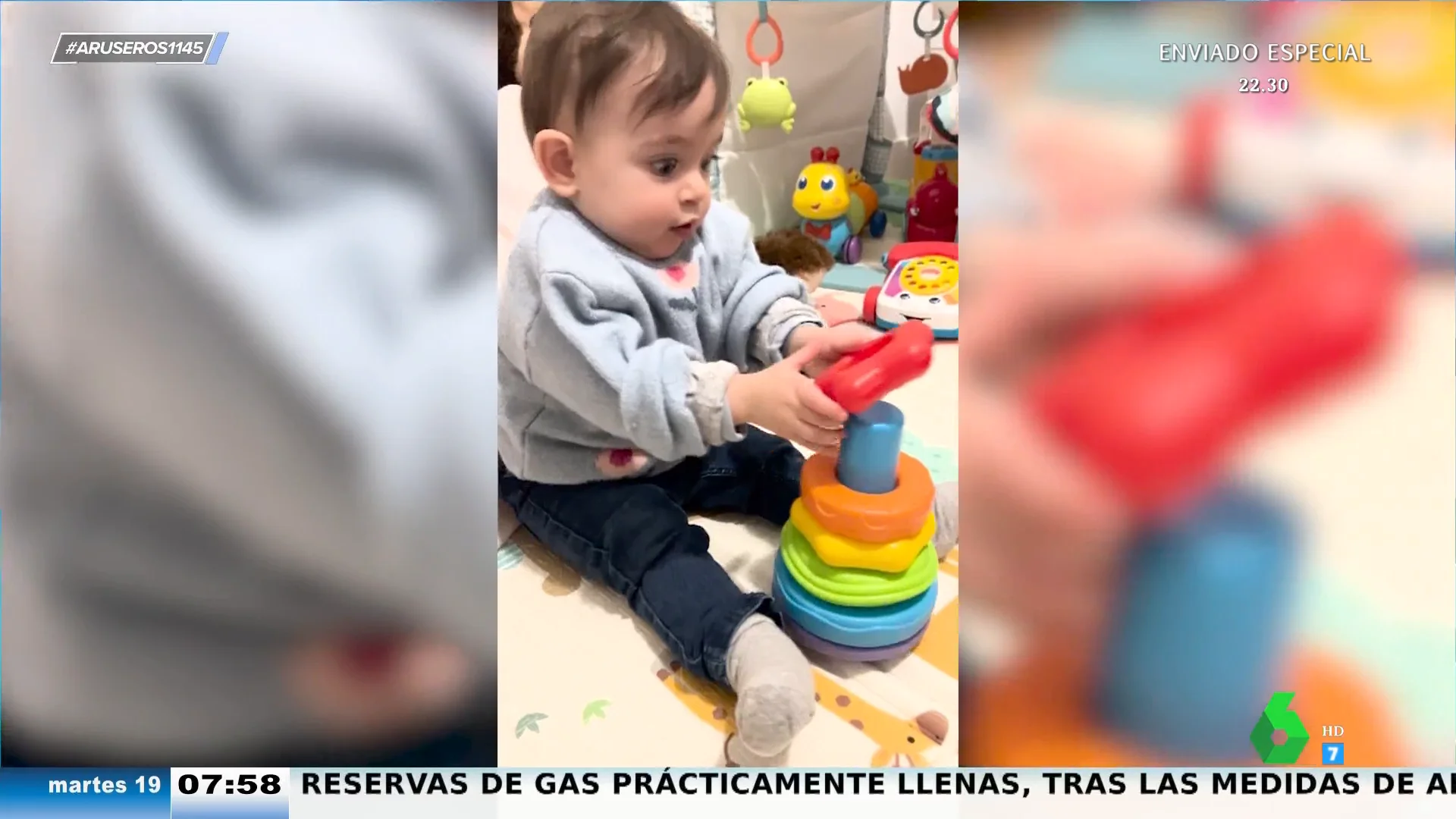 Así celebra un bebé que ha conseguido completar por fin su puzle: "Como quien tiene la respuesta del Rosco de Pasapalabra"