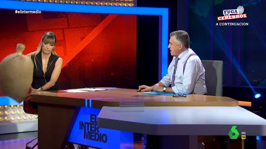 Sandra Sabatés sorprende a Wyoming con un saco lleno de críticas y esto es lo que hace con él en directo Sandra Sabatés sorprende a Wyoming con un saco lleno de críticas y esto es lo que hace con él en directo