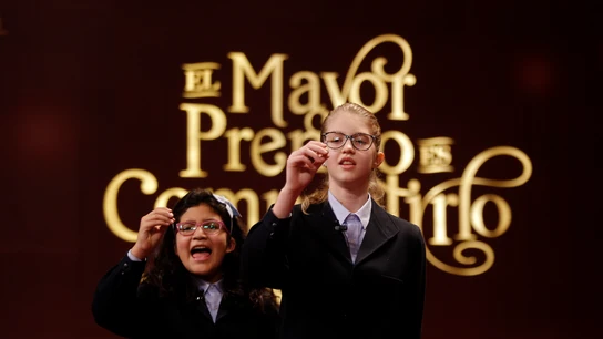 Dos niñas de San Ildefonso cantando números en el sorteo de la Lotería de Navidad de 2016 Dos niñas de San Ildefonso cantando números en el sorteo de la Lotería de Navidad de 2016