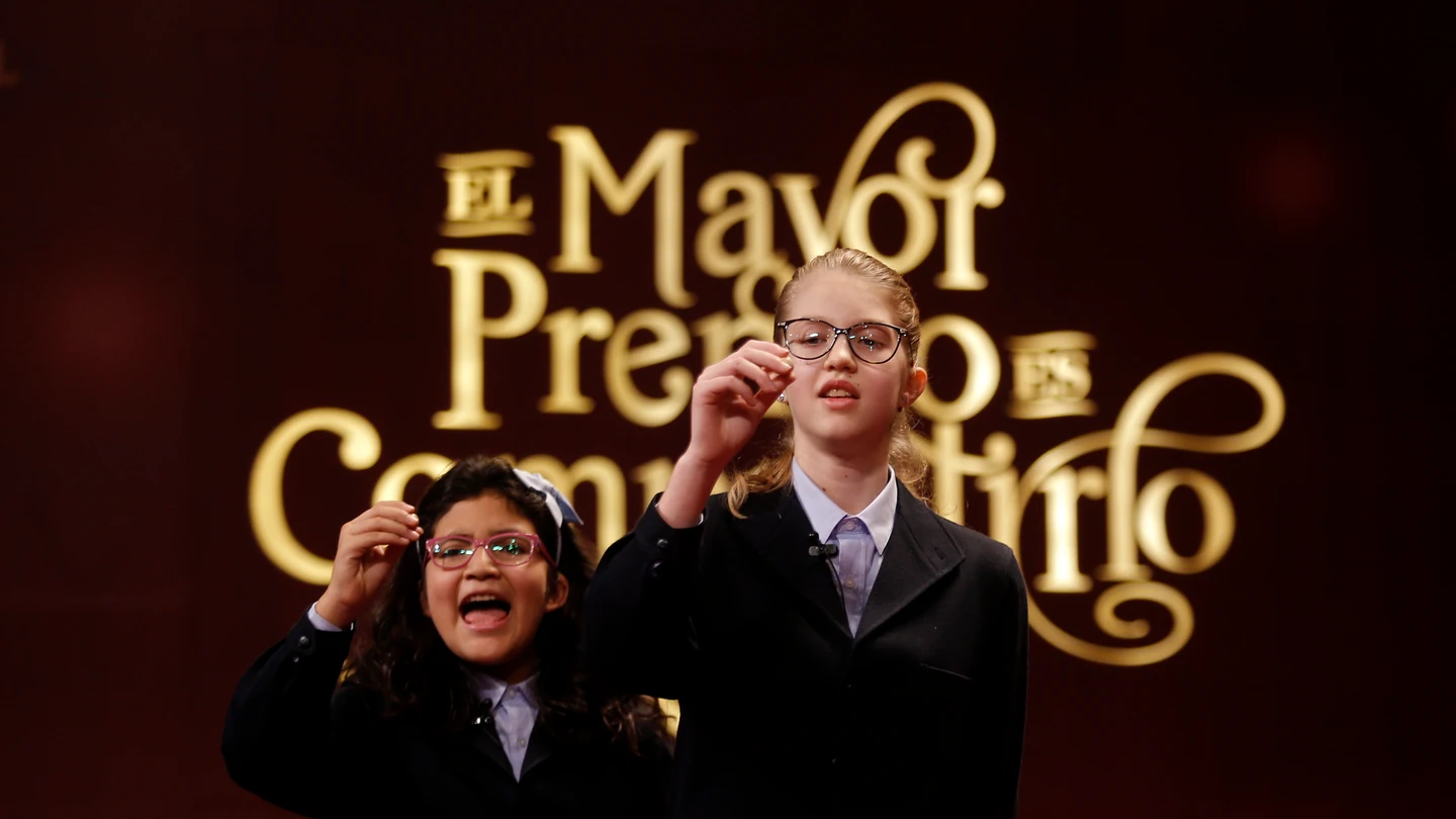 Dos niñas de San Ildefonso cantando números en el sorteo de la Lotería de Navidad de 2016 Dos niñas de San Ildefonso cantando números en el sorteo de la Lotería de Navidad de 2016