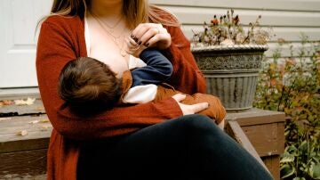 Imagen de archivo de una mujer dando el pecho a su bebé